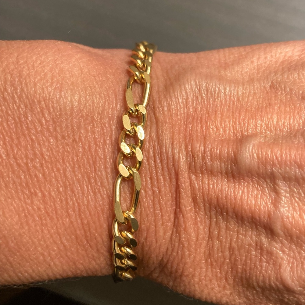 Gold bracelet - could be gold plated or filled - not marked - bracelet- 7 inches